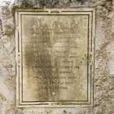 ...e alla base le targhe che rendono omaggio per il loro sacrificio al Sergente Romano...